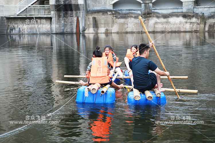 水上团建：扎筏泅渡
